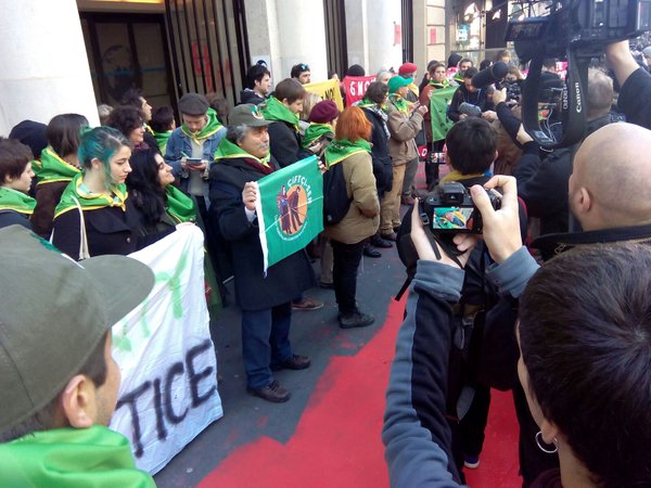COP21: Movimiento campesino protesta ante multinacional del Agro